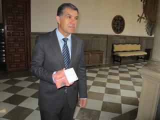 El presidente del TSJ de Andalucía, Lorenzo del Río, con la memoria de actividad de los juzgados y tribunales andaluces durante 2017